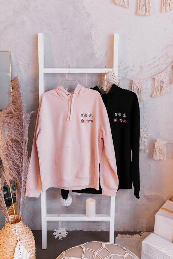 IEPRIEKŠPĀRDOŠANA – "TEVIS DĒĻ" džemperis ar kapuci (melnā un rozā krāsā)